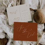 Deserto Whimsic | Rust Salve A Data Cartão Postal<br><div class="desc">Este deserto balbuciano | Rust salvar o cartão postal é perfeito para o seu simples casamento rochoso, bege ocidental e terracotta. A paleta neutra de cor do feto é a vintage a sudoeste com um toque moderno. A escrita é uma caligrafia manuscrita minimalista delicada, bastante elegante e romântica. O produto...</div>