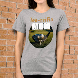 Design de camiseta com taco e bola de golfe no tee