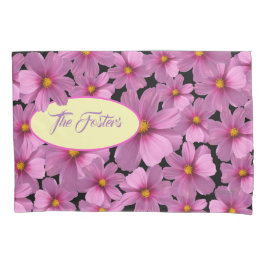 Design de Flor do Cosmos Roxo em um Fundo Preto