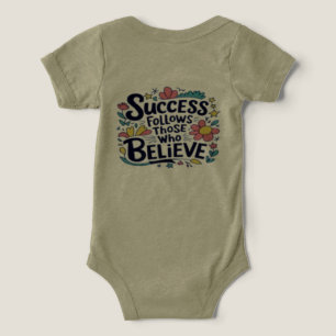 design de moda caminhando e camiseta de bondade