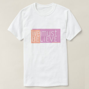 Devemos Acreditar Na Camisa Do Design de texto De