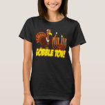 Devore a camisa de Tov Thanksgivukkah Turquia<br><div class="desc">Comemore Thanksgivukkah 2013 com este clássico devoram o t-shirt de Tov! Caracterizando um design de um peru engraçado dos desenhos animados que veste um yamaka, uma colar da estrela de David, e iluminando a vela do menorah na acção de graças. Uma acção de graças de Hanukkah não ocorrerá por outros...</div>