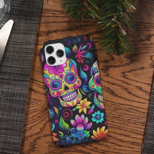 Dia dos Peles de Açúcar Neon Mortos (Brightly colored sugar skulls in pink, yellow, blue, orange and green phone cases. )