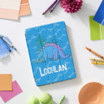 dinossauro azul Stegossauro nome personalizado<br><div class="desc">Ajude a proteger seu dispositivo contra acidentes de dino, com este cobrir de caso infantil. Estegossauro gráfico original, árvores e pegadas design em tons de azul. Personalize com seu próprio nome, lendo atualmente Lochlan. Perfeito para os paleontólogos e fãs de dinossauros. Desenho exclusivo de dinossauros e design por Sarah Trett...</div>