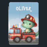 Dinossauro de Trex do Bombeiro Bonito<br><div class="desc">Bombeiro Personalizado Dino Hero! capa de ipad. Imaginem um adorável herói de dinossauro num veículo dinâmico de combate a incêndios,  pronto para salvar o dia. Este design captivador combina a beleza com a ação.</div>