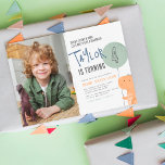 Dinossauro - Foto de Festa de aniversário Estimada<br><div class="desc">Um convite de aniversário favorável ao orçamento com um dinossauro desenhado à mão, segurando um balão. Dentro do balão é a idade do aniversariante. O texto do convite é girado e alinhado à esquerda para um layout divertido. No topo do convite lê-se "Stomp, chomp & roar. Festa de vamos como...</div>
