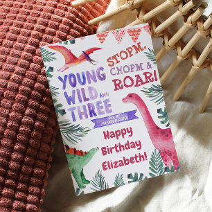 Dinossauro Rosa Jovem Selvagem e Três aniversário