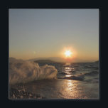 Disparadores de ondas na Croácia Slatine<br><div class="desc">A imagem mostra a ilha pitoresca de Ciovo, que se estende ao largo da costa da aldeia de Slatine. O céu à noite é banhado em cores quentes à medida que o sol desaparece atrás das majestosas montanhas no horizonte. A cena exude uma atmosfera pacífica e romântica. Na costa da...</div>