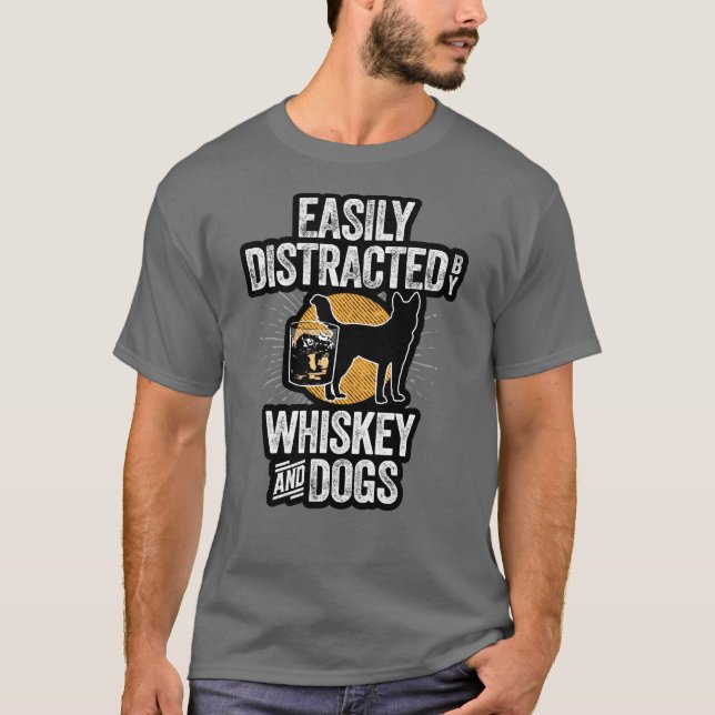 Distraído facilmente por Whiskey e Cães T-Shirt (Frente)