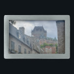 Distrito histórico na cidade de Quebec<br><div class="desc">Uma cena de rua na histórica cidade de Quebec,  com o famoso Chateau Frontenac no fundo. Personalização de 100%. Clique no botão PERSONALIZAR para adicionar,  mover,  excluir,  redimensionar ou alterar qualquer uma das fontes ou gráficos.</div>