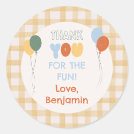 Diversão para ser um adesivo de favor de aniversár