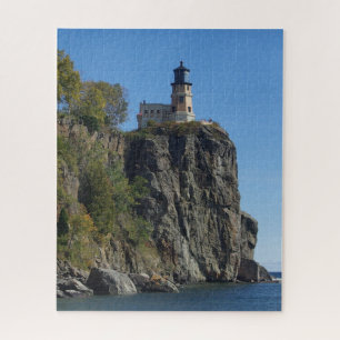 Divide o farol de rock da praia Quebra-cabeça de