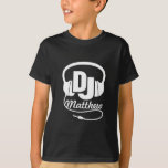 DJ seu nome branco na camiseta preta para crianças<br><div class="desc">Camiseta original de músicas gráficas dj para crianças. Um presente de excelente para aspirantes a DJ e jovens músicos. Este gráfico é desenhado exclusivamente por Sarah Trett.</div>