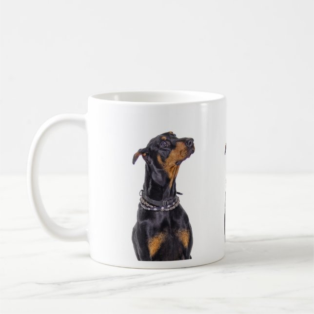 Doberman com a caneca Sneaky do olhar (Esquerda)
