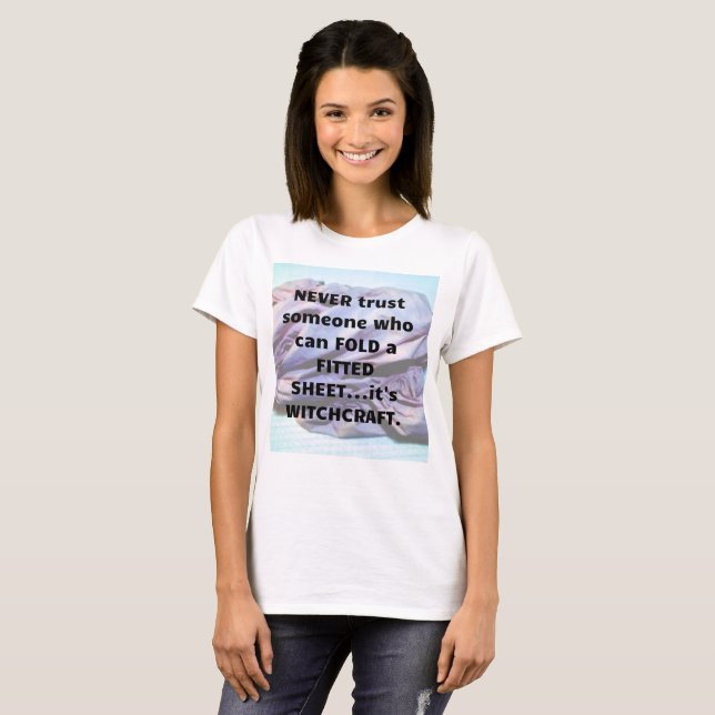 Dobrando uma Lençol Ajustável é Magia Camiseta (Frente Completa)