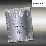 Doce 16 gotas de relva prateada pingando íman de c<br><div class="desc">Um moderno, na moda e glamouroso ímã de convite para uma festa de aniversário Doce 16, 16. Um fundo com aparência de prata falsa, decorado com poeira brilhante. Personalize e adicione o seu nome e detalhes da festa. O número 16 é escrito com uma fonte de estilo de balão, script....</div>
