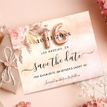 Doce partido de orçamento de 16 pampas rosa guarde<br><div class="desc">Uma garota e moda Salve o cartão de data para uma doce festa de aniversário 16, 16. Um fundo cor-de-rosa pincelado, rosa de gradiente dourado decorado com florais cor-de-rosa pincelado e grama pampas. Personalize e adicione uma data e nome/idade. O texto: Salvar a Data é gravado com um script de...</div>