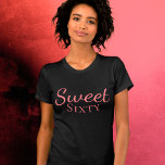 Doce Sessenta e sessenta camisas de aniversário<br><div class="desc">A camiseta do 60º aniversário é perfeita para uma mulher que comemora o 60º aniversário. Vem com sessenta textos - para uma pessoa com senso de humor. A cor rosa é excelente para ela. Excelente de presente para uma mulher que comemora seu sexagésimo aniversário - escolha entre muitos estilos e...</div>