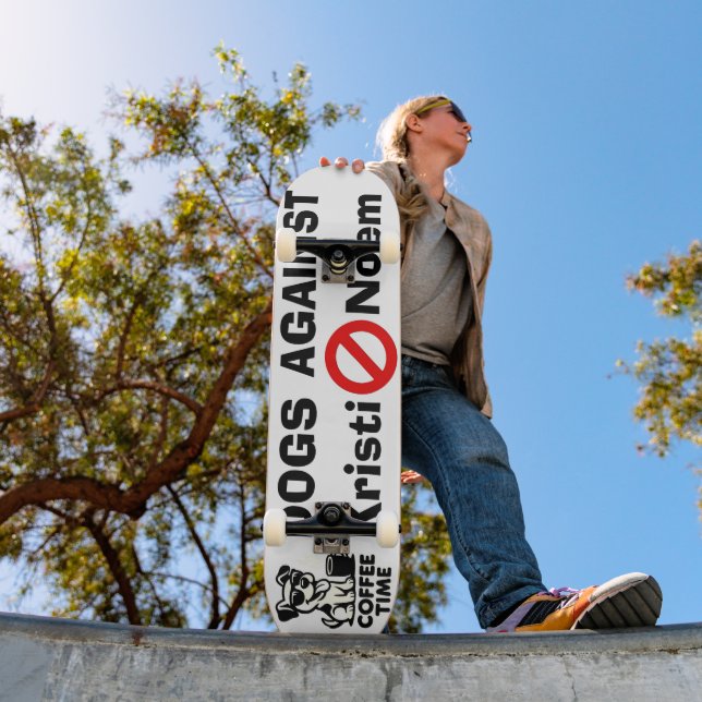 Dogs Against Kristi Noem Skateboard (Ao ar livre 1)
