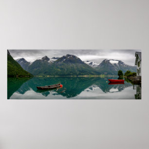 Dois barcos a remos com reflexão em um poster do