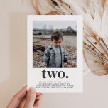 Dois - Convite de Aniversário de Foto Quadrada<br><div class="desc">Um segundo aniversário moderno com sua própria foto e a palavra 'dois' por baixo.</div>