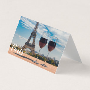 Dois copos de vinho com torre Eiffel