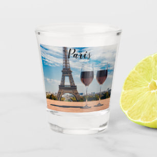 Dois copos de vinho com torre Eiffel