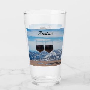 Dois copos de vinho tinto contra montanhas