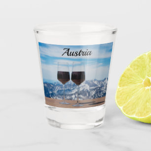 Dois copos de vinho tinto contra montanhas