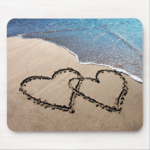 Dois corações na areia Mousepad