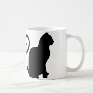 Dois gatos fazem uma caneca de café da silhueta d