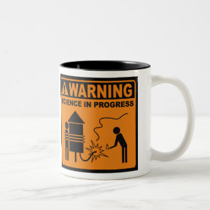 Dois Tons Aviso! Caneca de café em andamento do © da ciên