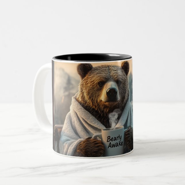 Dois Tons Urso em Robe Segurando Caneca de Café (Frente Esquerda)