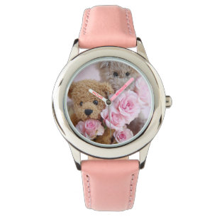 dois ursos peludos segurando relógio de rosa