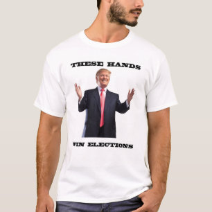Donald Trump entrega a camisa
