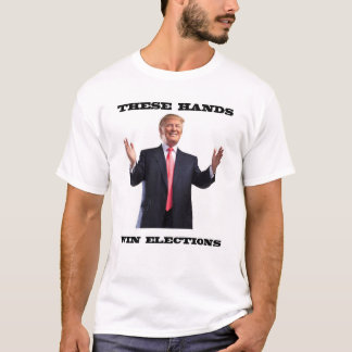 Donald Trump entrega a camisa