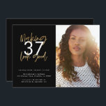 Dourada idade do fazer é um bom aniversário de fot<br><div class="desc">Fazer 50 parece um bom convite de aniversário de fotos. Design de texto de script moderno monocromático e efeito ouro. Parte de uma coleção.</div>