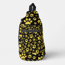 Douradas patas metálicas sobre fundo preto