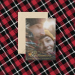 Dourado roteiro vermelho xadrez dia de graças 1 fo<br><div class="desc">Com um texto elegante com efeito dourado,  tipografia ousada e xadrez de apoio,  o multicartão com fotos de férias certamente criará a impressão certa. espalhe alegria festiva para a Ação de Graças,  natal e ano novo</div>