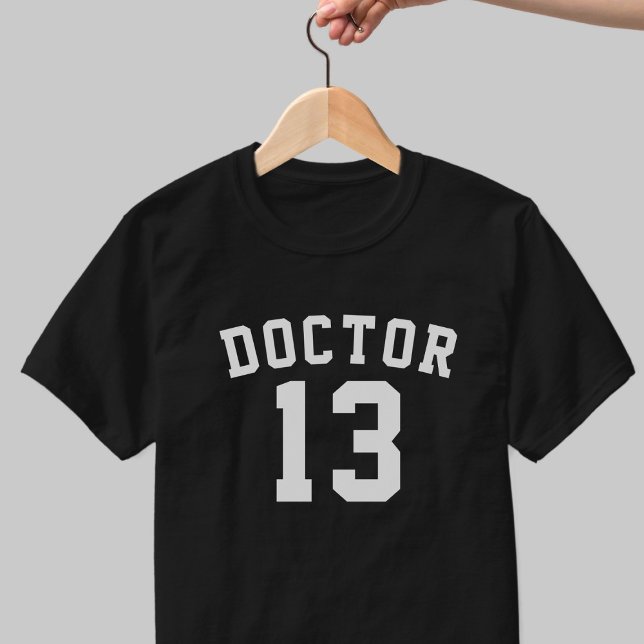 Doutora Engraçada Lucky Número 13 T-Shirt (Doctor! Who says the number 13 is unlucky. Not me! Easy Halloween costume)