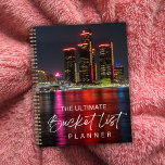 Dream Big Detroit: Seu Planejador de Aventura<br><div class="desc">Elevem seus planos com o "Dream Big Detroit: Your Adventure Planner". Este notável notebook emparelha o horizonte icônico de Detroit com um design ousado e moderno, inspirando você a transformar aspirações em conquistas. Perfeito para capturar ideias de listas de baldes, metas e reflexões diárias, apresenta uma vinculação espiral durável e...</div>