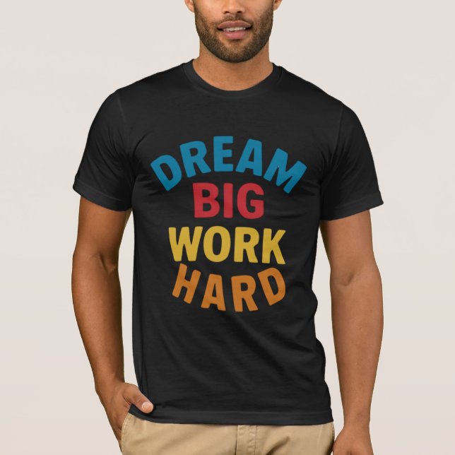 Dream Big Work Duro T-shirt Motivacional (Frente)