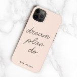 Dream Plan Do | Script de Na moda moderno, cor-de-<br><div class="desc">Uma simples capa de telefone com a tipografia informal escrita à mão,  com escrita por motivos informais,  cita o "plano dos sonhos" a preto sobre um fundo cor-de-rosa pincelado. O texto pode ser facilmente personalizado para um design,  especialmente para você! O presente ou acessório inspirador perfeito para qualquer propósito!</div>