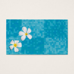 Duas flores de frangipani em água azul