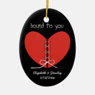 Duas metades de coração atadas com ornamento de fi