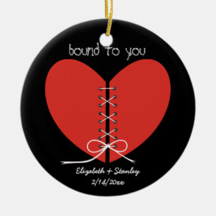 Duas metades de coração atadas com ornamento de fi