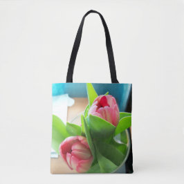 duas tulipas cor-de-rosa num saco de tote impresso