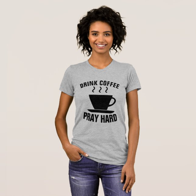 Duro DE REZA DE CAFÉ, T-shirts cristãs (Frente Completa)