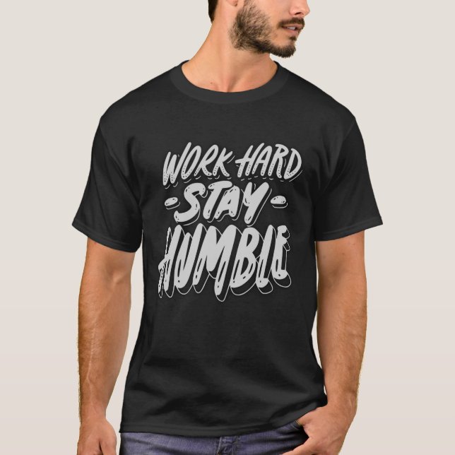Duro de trabalho, fique humilde camisa masculina (Frente)