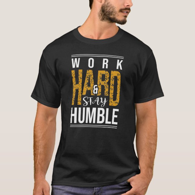 Duro de Trabalho Mantenha-Se Humilde Texto T-Shirt (Frente)